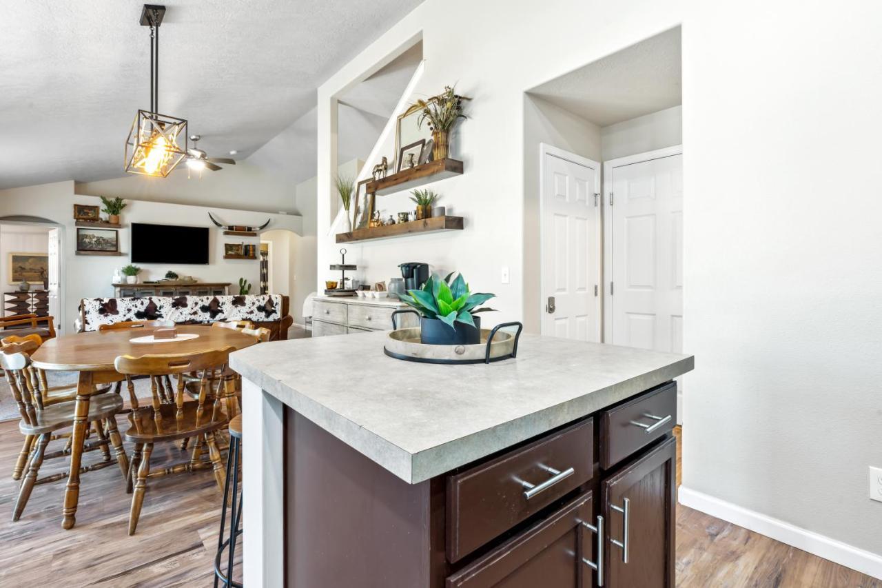 Southwestern Style 4 Bedroom Nampa Home Sleeps 16! 외부 사진