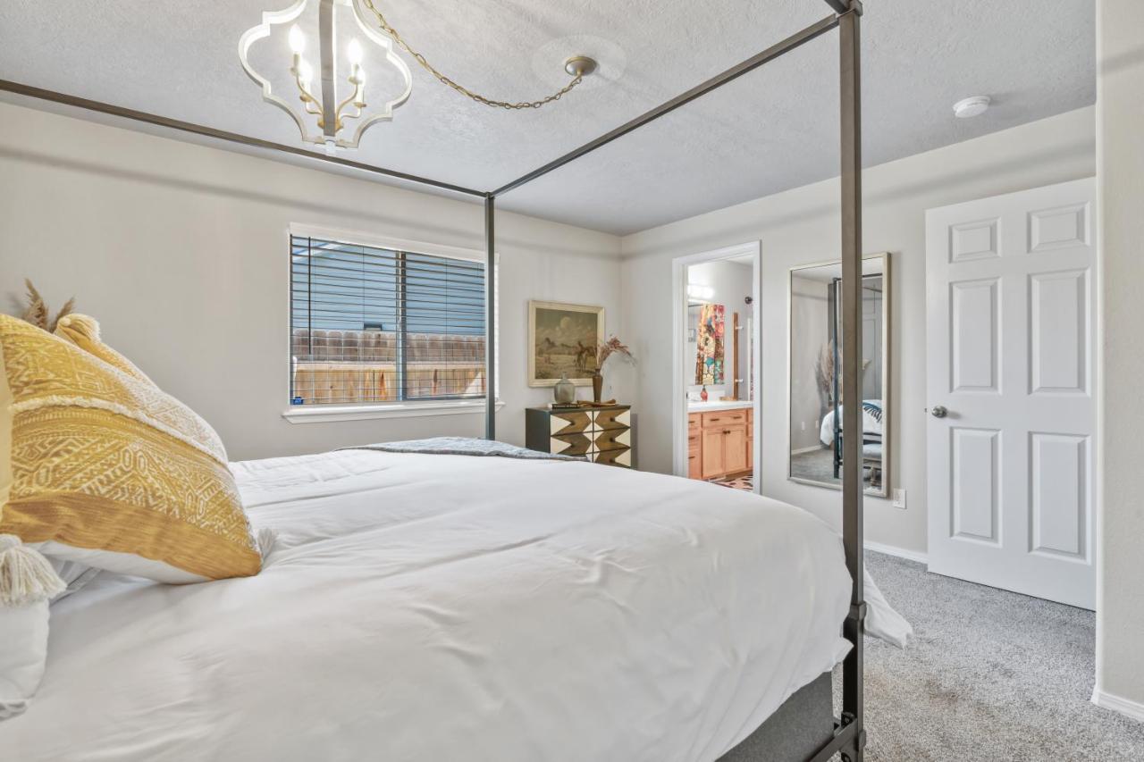 Southwestern Style 4 Bedroom Nampa Home Sleeps 16! 외부 사진